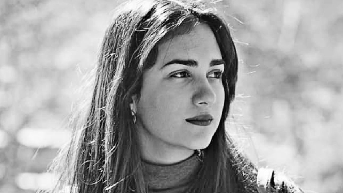 Nació en 1997. Estudia Letras en la Universidad de Buenos Aires. Ha participado en diversos ciclos de lectura en Argentina, Chile y Ecuador. Es curadora del proyecto ‘Línea imaginaria: muestra de arte ecuatoriano’. En 2019 publicó la plaqueta ‘Ciudad cemento’.