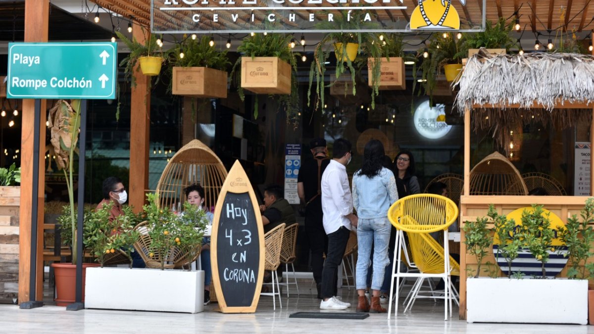 Propuestas como la implementación de terrazas y mesas al aire libre han ayudado a reactivar la actividad en los restaurantes de la ciudad.