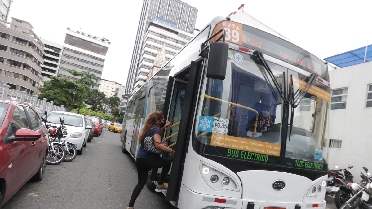 Servicio. Ciudadanos del norte de Guayaquil aprovecharon el servicio de esta flota luego del mediodía.