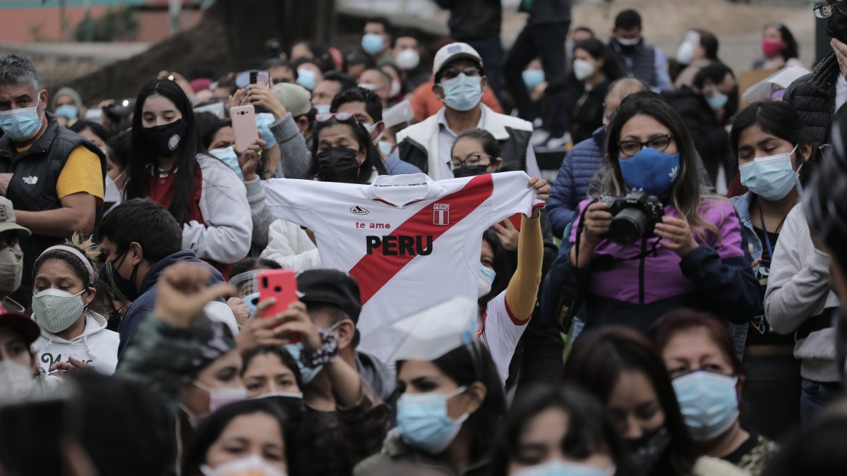La candidata Keiko Fujimori llega al puesto de votación en Lima. Fujimori emitió su voto en la segunda vuelta de las elecciones en Perú en medio de un tumulto de seguidores, que la alentaron al grito de 