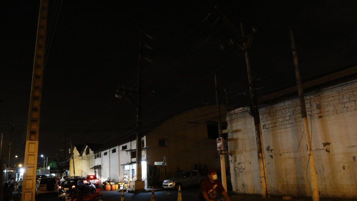 Oscuridad. Un cliente del mercado Caraguay camina por la calle Francisco Robles.