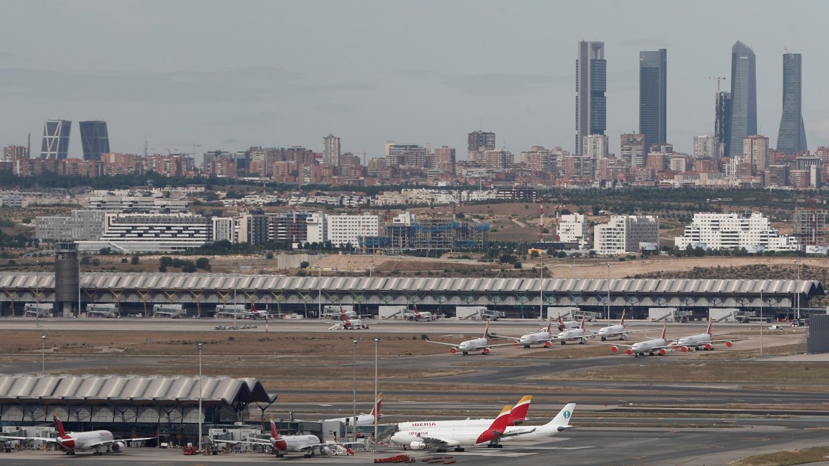 Vista de un avión de Iberia en la Terminal 1 del aeropuerto de Adolfo Suárez Madrid-Barajas.