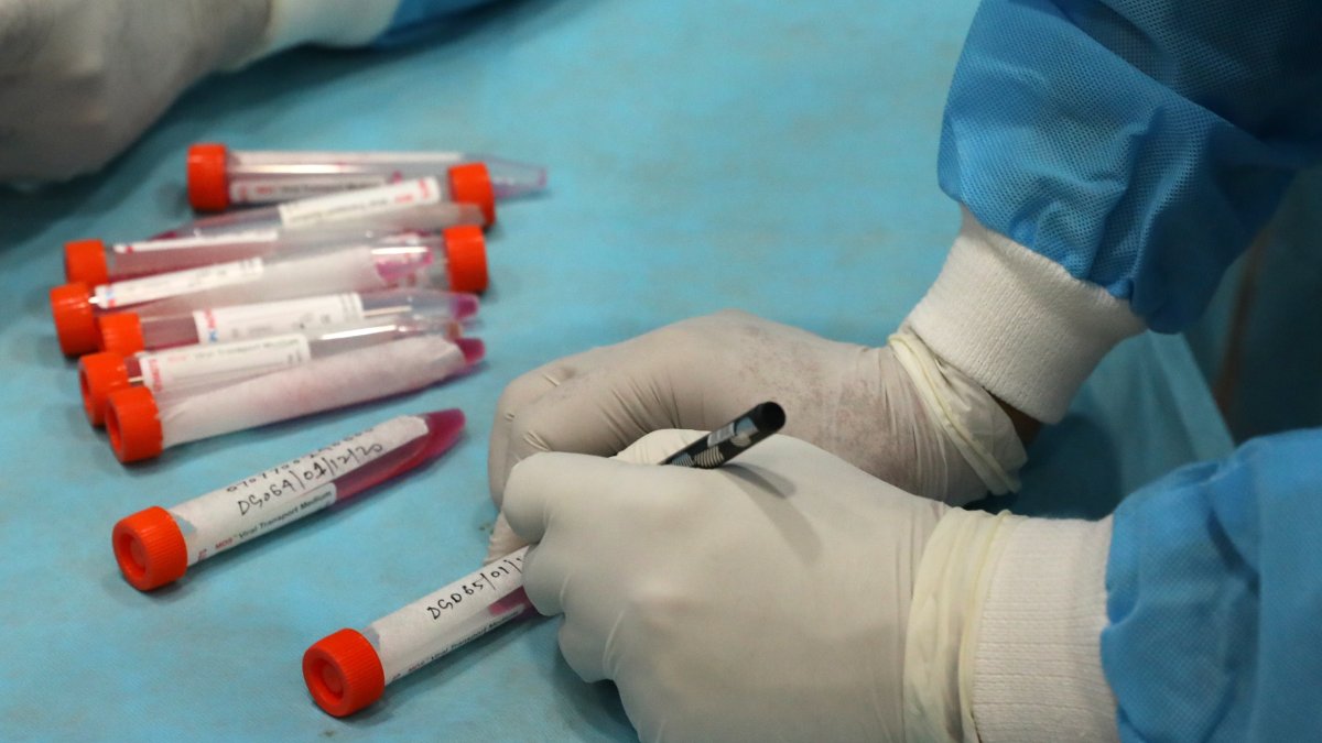 La ONG agradeció en este sentido que algunos países hayan incluido a los periodistas entre los grupos prioritarios para la vacunación.