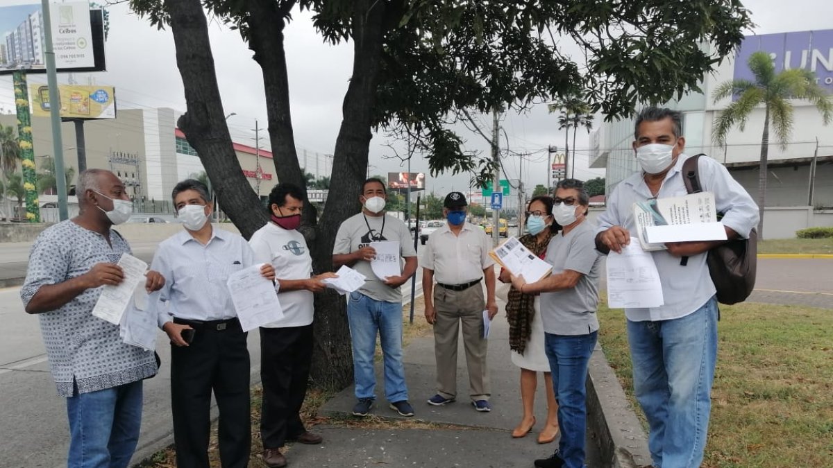 Plantón de líderes comunitarios a las 07:00 fuera de oficinas de CNEL, en la avenida Bomberos.