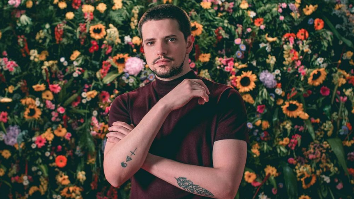 Andrés Lazo empezó su carrera musical en 2011. Un millón como tú fue su primer gran éxito junto a la cantante chilena Cami.