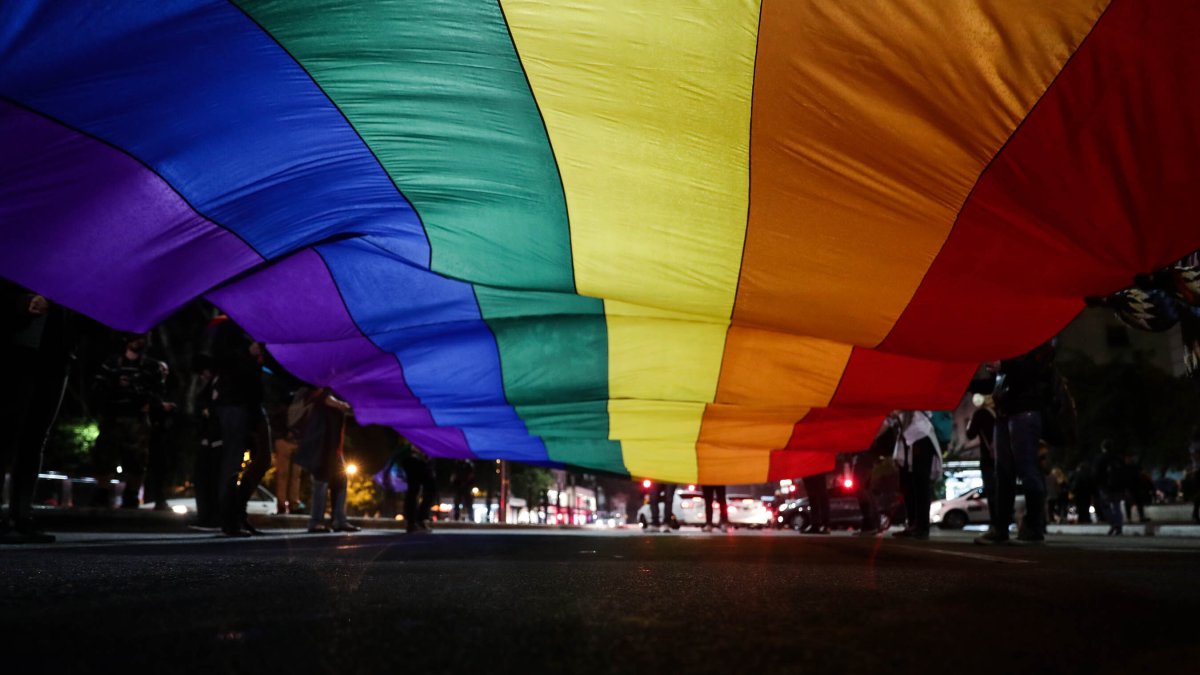 En Chile no es legal el matrimonio entre personas del mismo sexo, una de las mayores luchas de los colectivos LGTBI en Chile, donde los homosexuales solo pueden unirse desde 2015 bajo la figura legal de