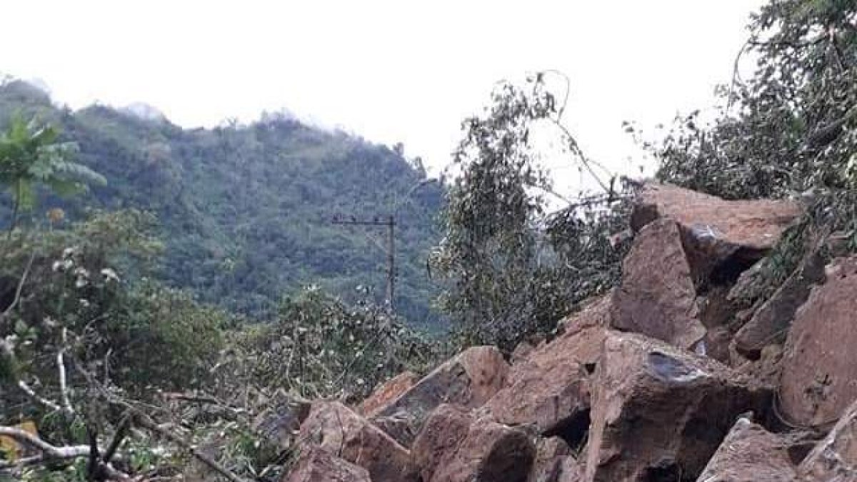 Gran cantidad de rocas se precipitó a la carretera hace pocos minutos