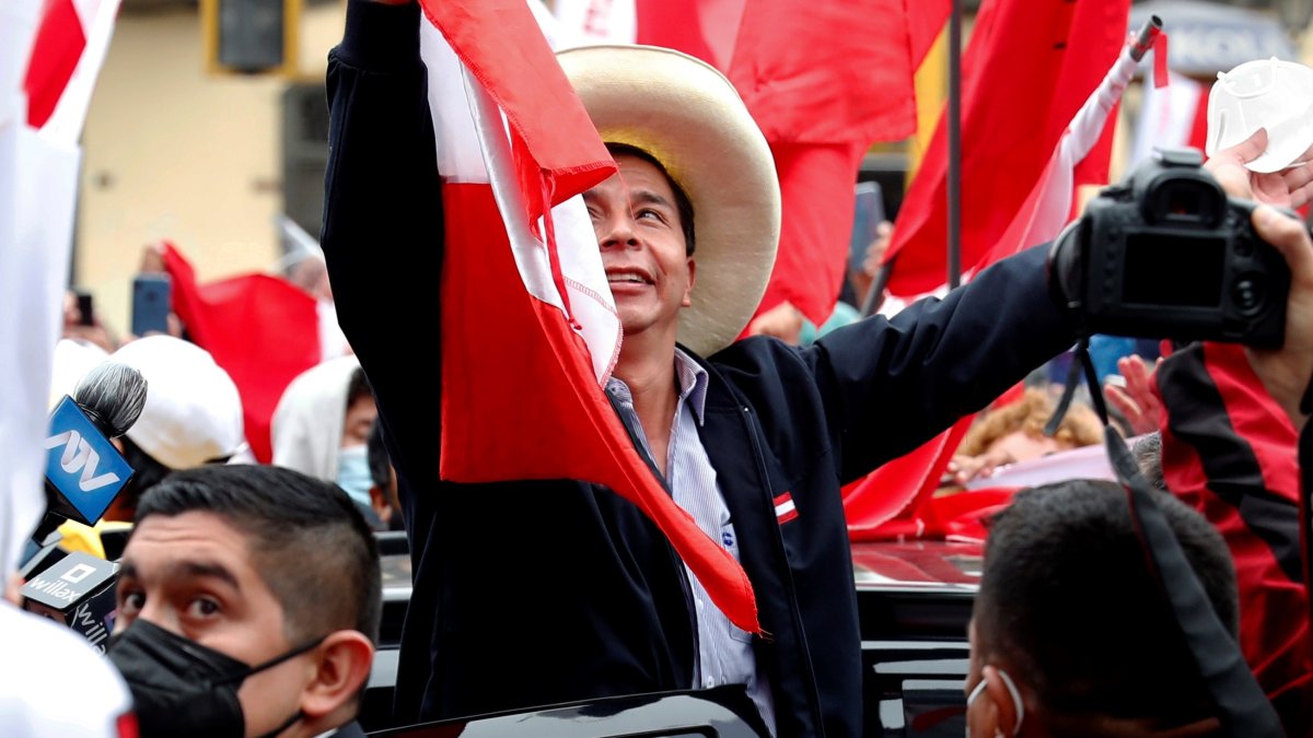 El candidato presidencial Pedro Castillo celebra junto a sus simpatizantes tras el reciente recuento de votos de las elecciones presidenciales, hoy, en las calles de Lima (Perú).
