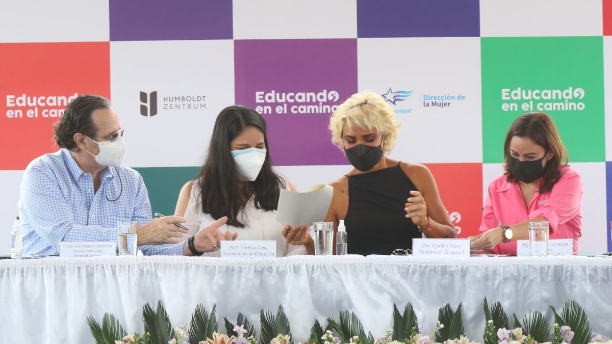 La alcaldesa de Guayaquil, Cynthia Viteri; y la viceministra de Educación, Cinthya Game, firmaron el convenio de apoyo educativo.