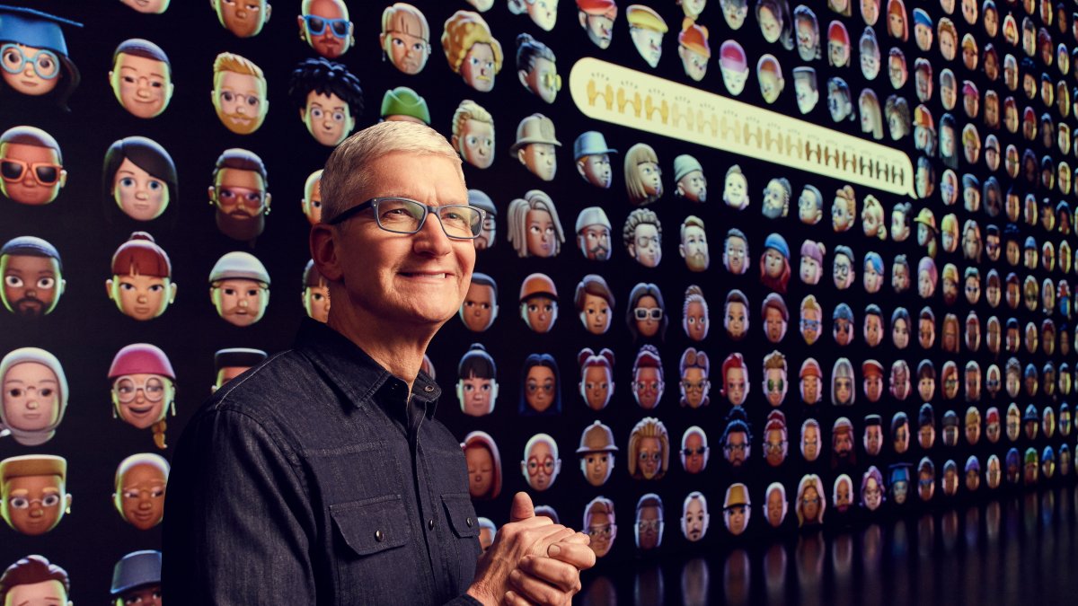 CEO de Apple, Tim Cook, saluda a millones de desarrolladores de todo el mundo en la Conferencia Mundial de Desarrolladores de Apple en Apple Park en Cupertino, California.