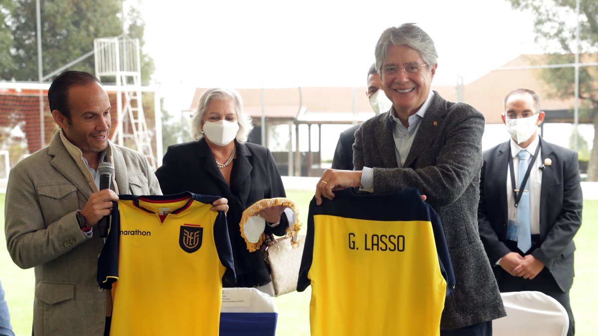 El presidente Lasso recibió su camiseta y compartió con los jugadores.