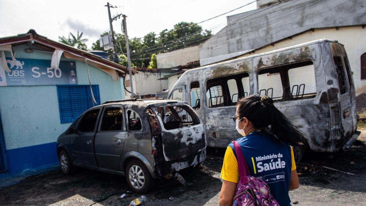 Fotografía de los ataques por parte de grupos delincuenciales, hoy en la ciudad de Manaos (Brasil).