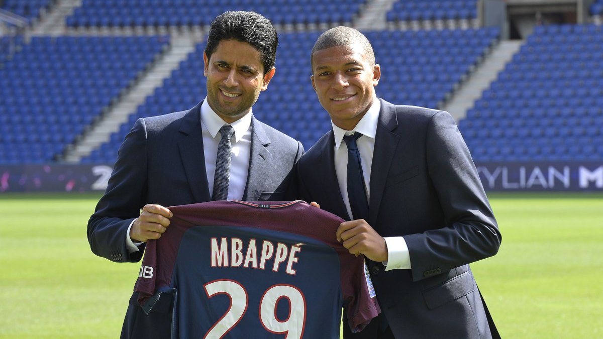 El presidente del PSG, Al-Khelaifi, aseguró que Mbappé no dejará el club en la siguiente temporada.
