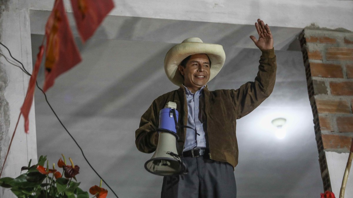 El candidato presidencial, Pedro Castillo, mientras se dirigía a sus simpatizantes el 6 de junio.