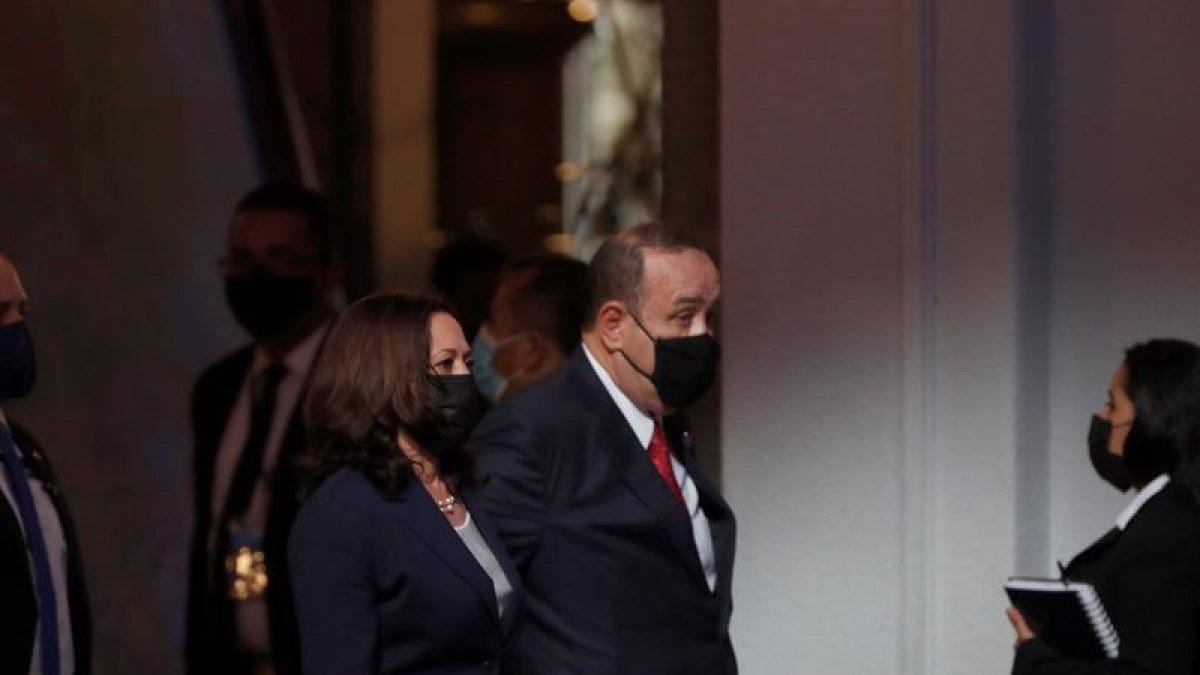 La vicepresidenta de EE. Kamala Harris, junto al presidente de Guatemala, Alejandro Giammattei