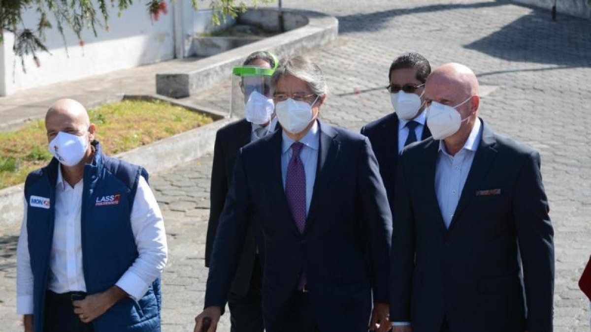 Presidente Guillermo Lasso se apoya en un bastón al caminar.