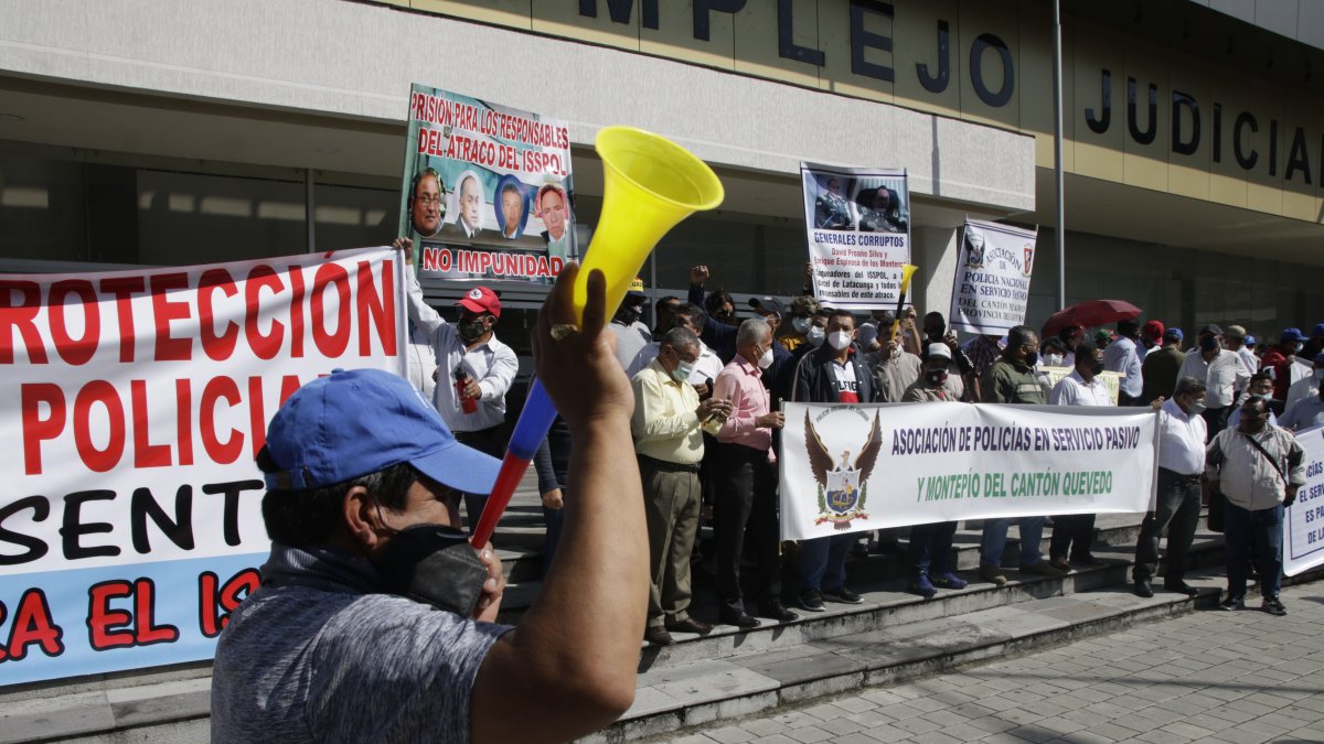 Plantón. El pasado 3 de junio, pensionistas del Isspol acudieron a la Unidad Judicial por una audiencia que no se dio.