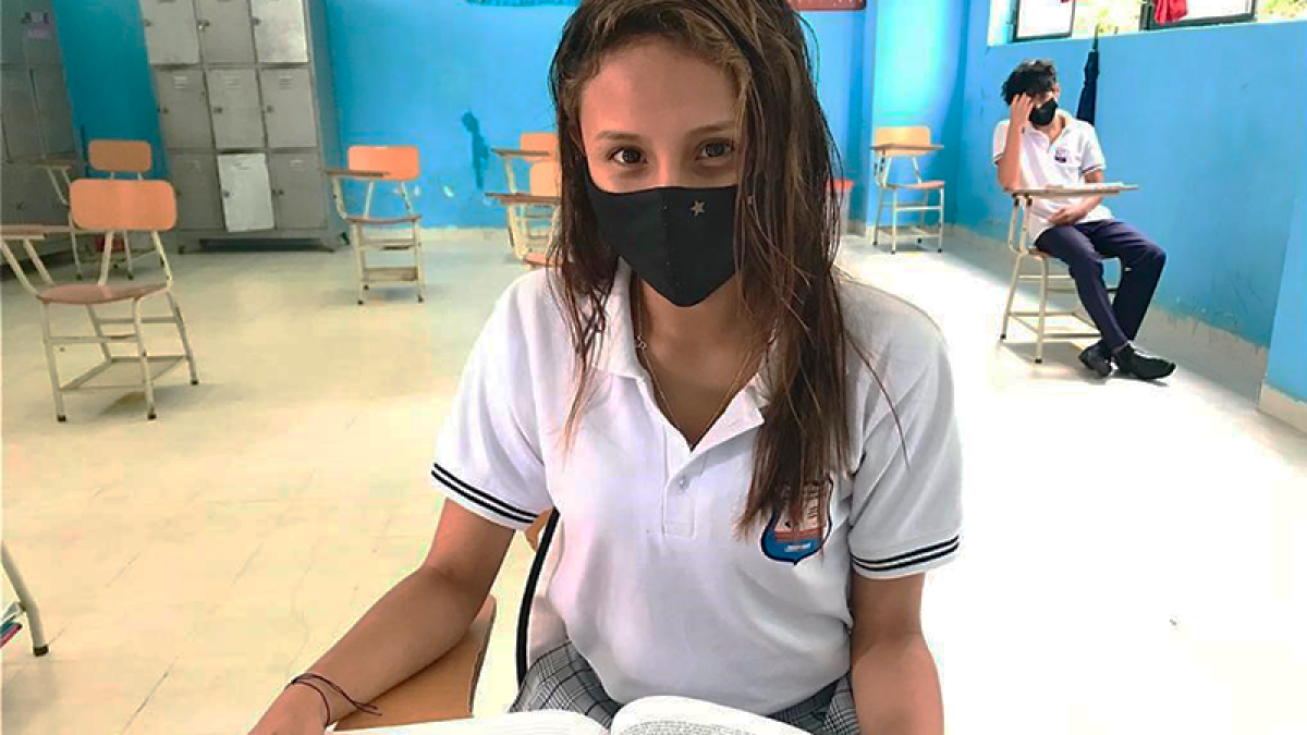 Con el respectivo distanciamiento, los alumnos del plantel Elisio Olalla iniciaron sus clases presenciales..