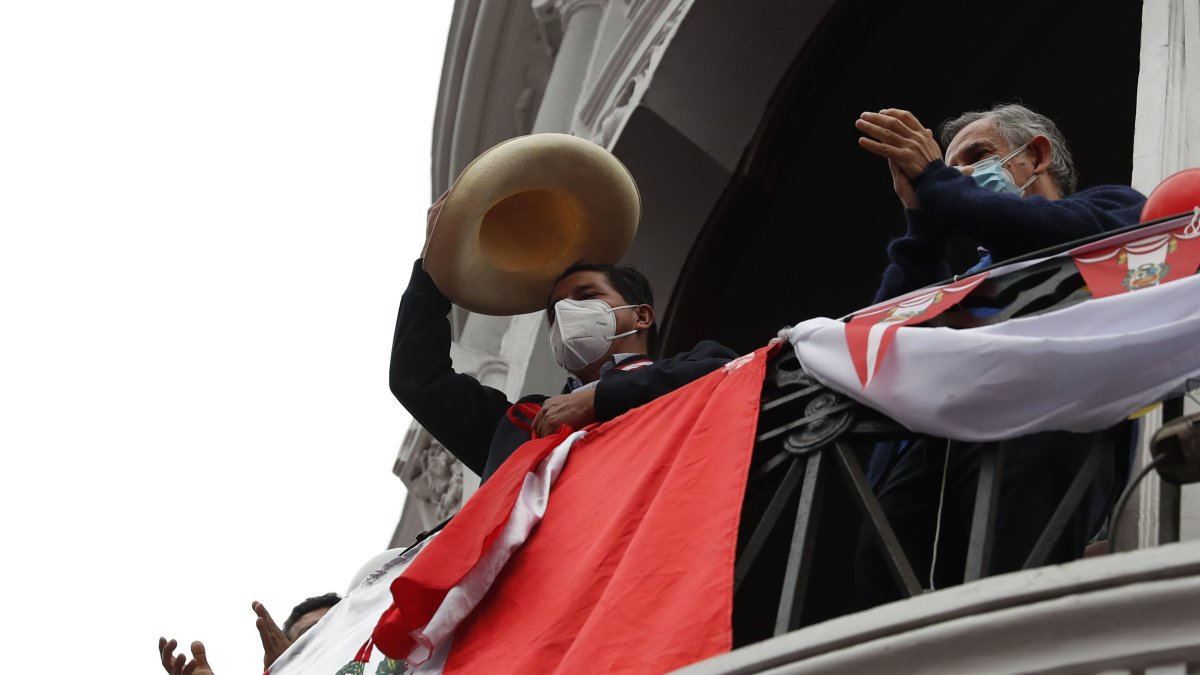 El candidato presidencial Pedro Castillo habla ante sus seguidores.