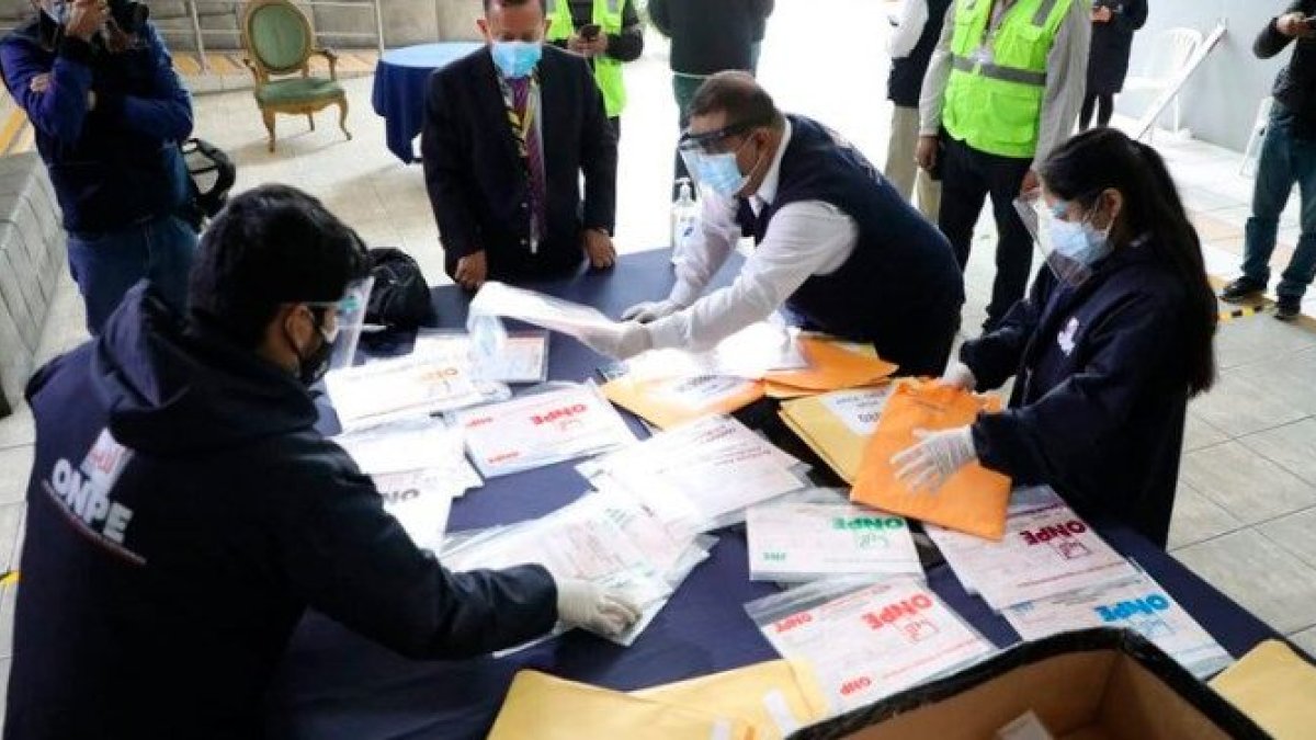 Una intensa y dramatica jornada de escrutinios se vive en el Perú.