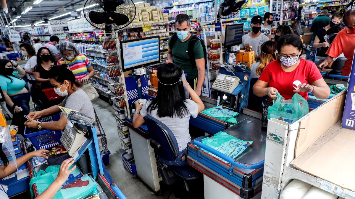 Clientes hacen compras en una tienda de la calle 25 de marzo, una de las regiones de comercio popular más importantes de Sao Paulo (Brasil).