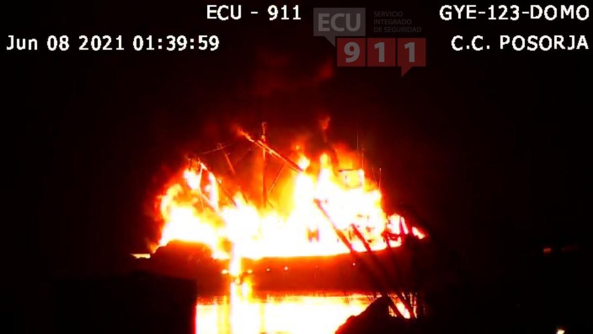 En la madrugada de este martes 8 de junio hubo incendio en dos embarcaciones, en Posorja.