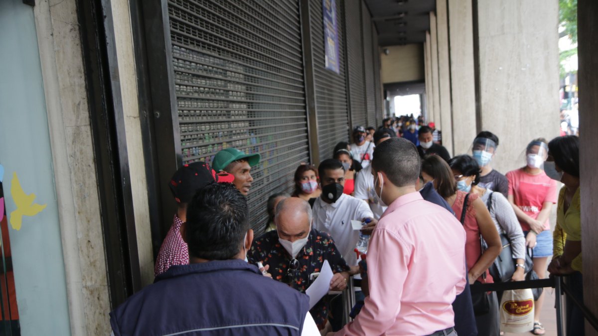 Guayaquil. Así eran las fila en la avenida 9 de Octubre, en el Registro Civil, para sacar la cédula u otros documentos hasta hace unos meses.