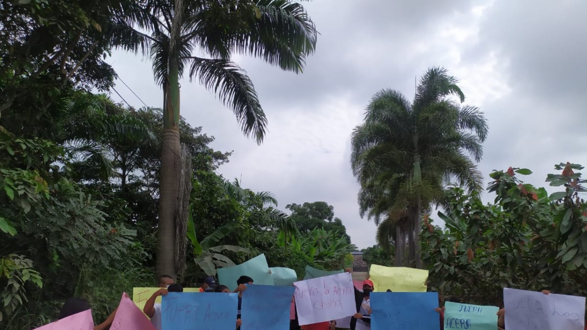 Mientras la jueza ejecutó la inspección en el interior de la fábrica, acción a la que no tuvo acceso la prensa, en los exteriores del lugar un grupo de 50 personas protestaron en contra de la entidad y señalaron además que existe explotación laboral.