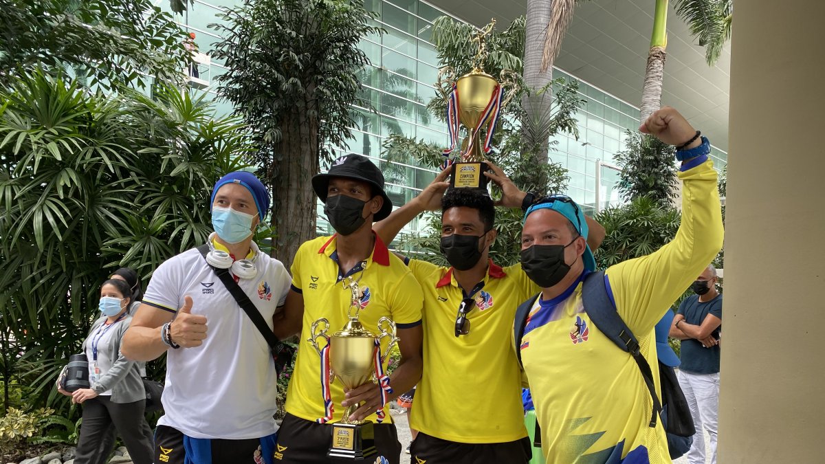 Joffre Jurado y Danny León (c) luego de arribar al país con el título sudamericano juvenil.