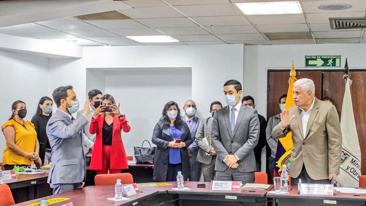 El ministro Cabrera (der.) posesionando a Adrián Castro (iz.) como titular de la ANT.)