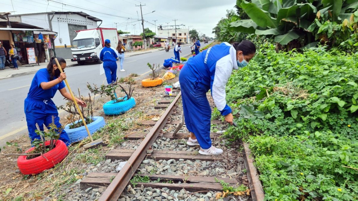 Vecinos y la Policía se juntaron para cambiarle la cara a la vía principal de la ciudadela Las Margaritas 1.