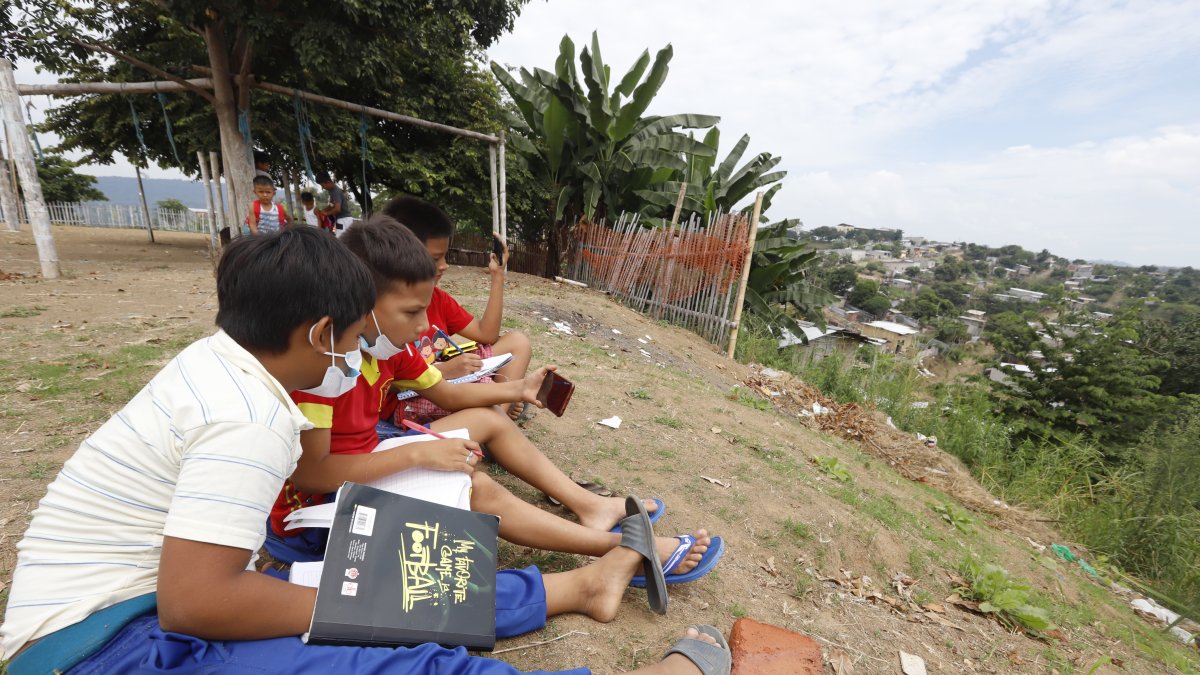 En Monte Sinaí, en el noroeste de la ciudad, muchos niños buscan lugares altos para tener señal de Internet y poder desarrollar las tareas.