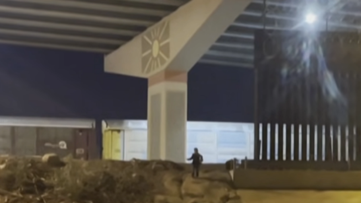 Captura del vídeo en el que un niño guayaquileño de siete años grita desesperadamente para que una pareja no lo abandone en la frontera de Estados Unidos con México.