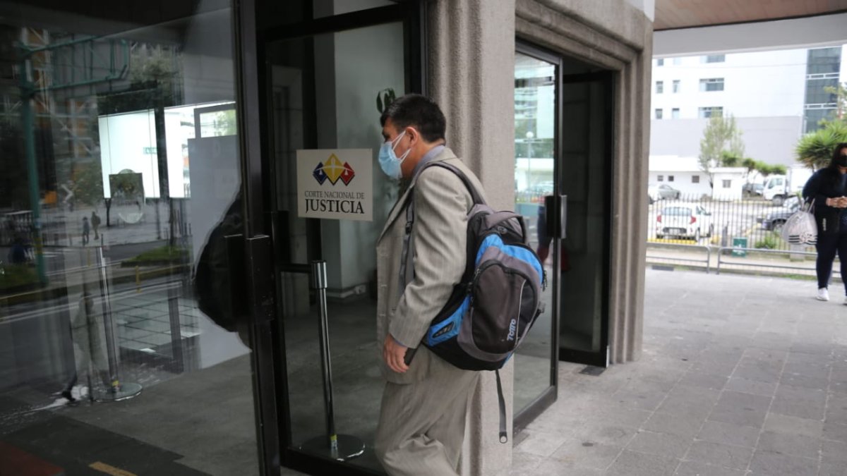 Diligencia. El fiscal general subrogante Wilson Toainga ingresa a la Corte.