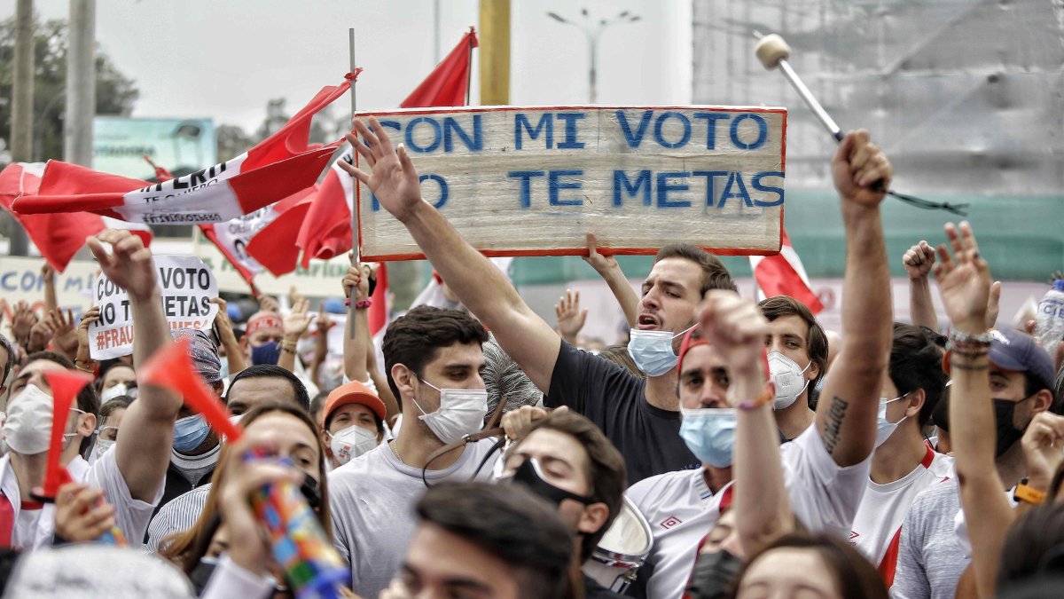 Simpatizantes Keiko Fujimori se congregaron a la sede del ONPE a esperar el anuncio de los resultados.