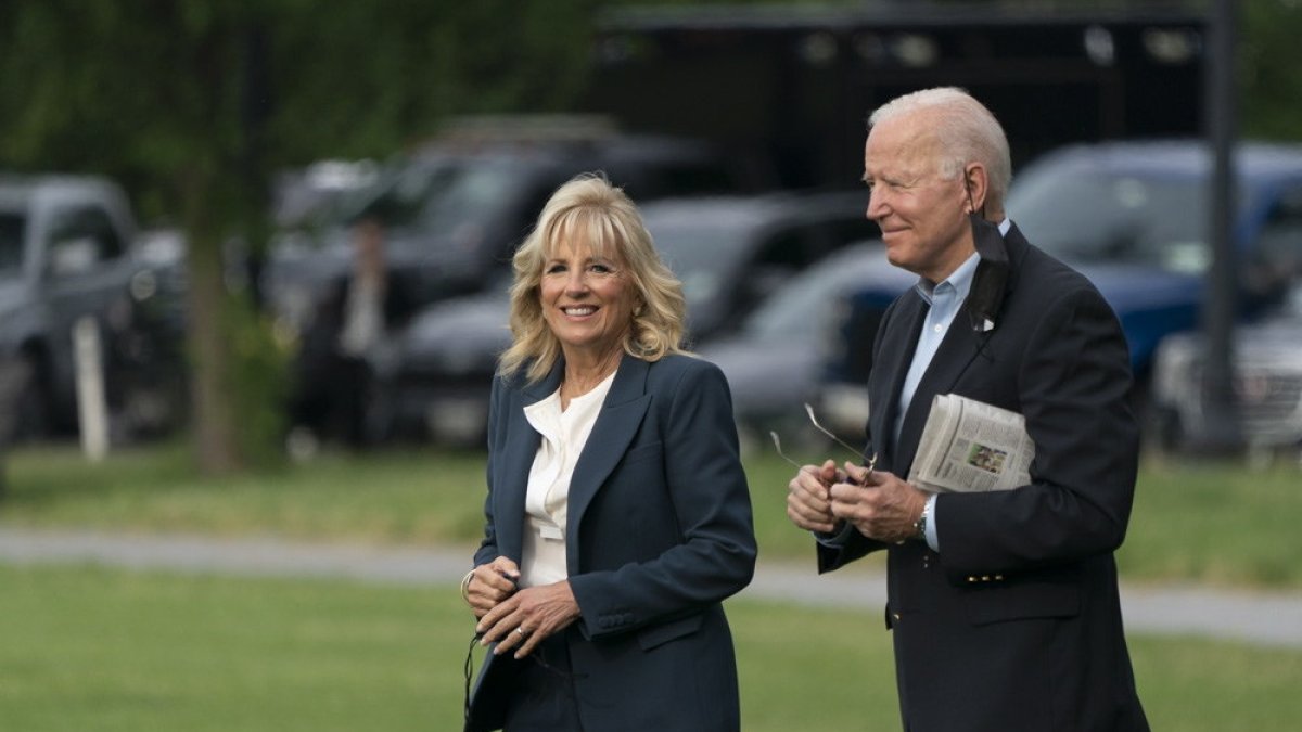 Biden (derecha) y la primera dama, Jill Biden, salen de la Casa Blanca rumbo a Europa.