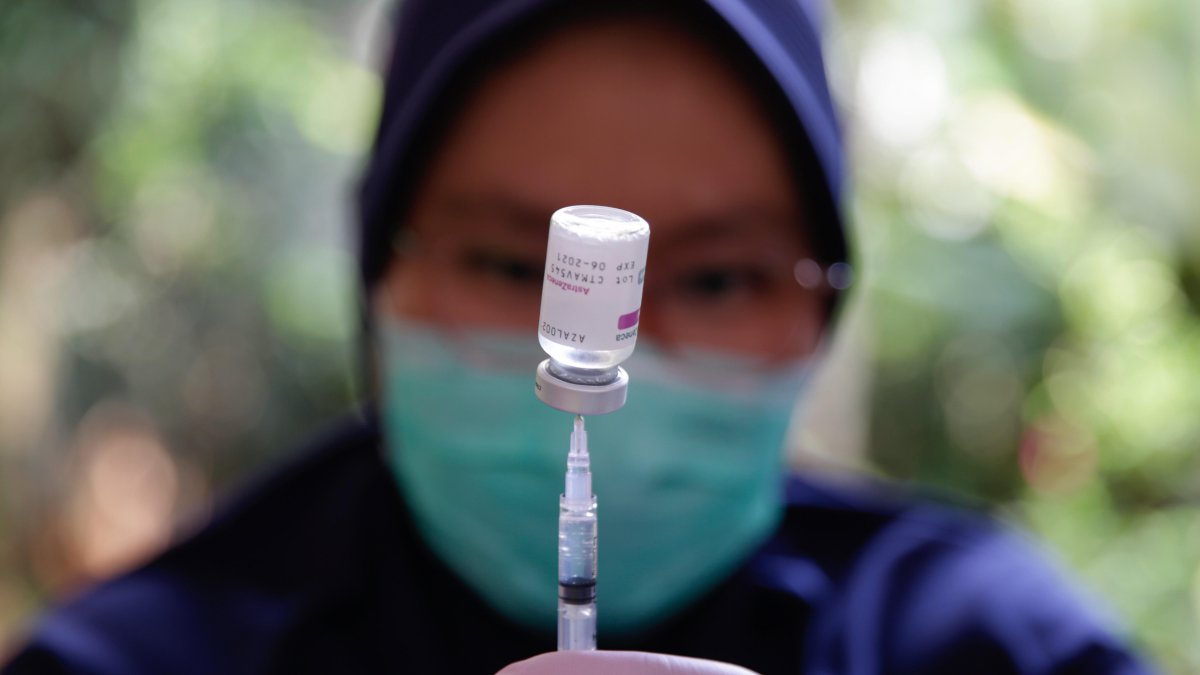 Un trabajador de la salud prepara una dosis de la vacuna COVID-19 AstraZeneca durante en un centro de vacunación del distrito en Yakarta, Indonesia.