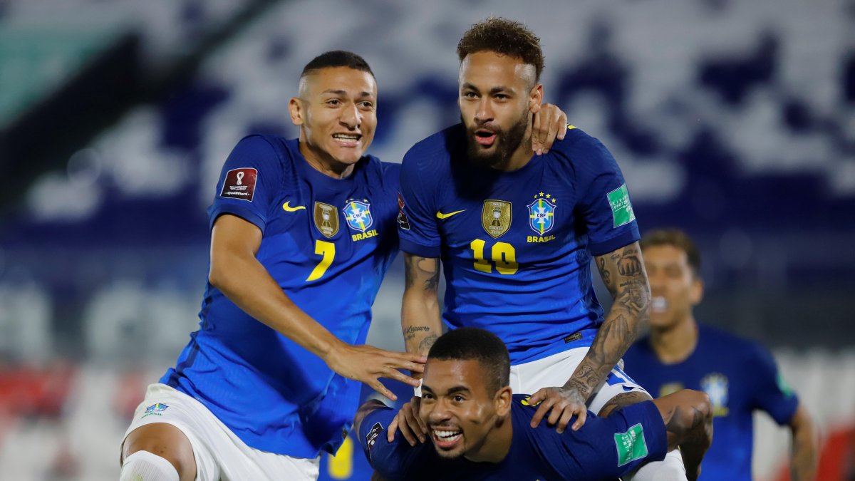 Los jugadores brasileños celebran uno de los goles ante Paraguay en las eliminatorias.