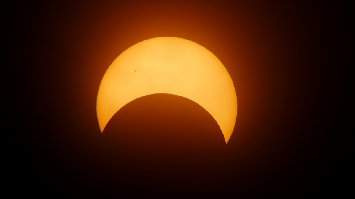 Un eclipse solar se produce cuando la Luna se sitúa entre el Sol y la Tierra, lo que bloquea la luz solar y proyecta la sombra lunar sobre la superficie terrestre.
