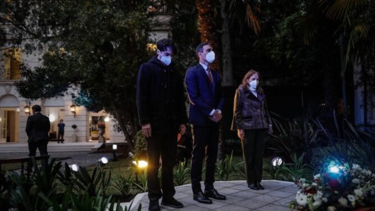 El presidente de España Pedro Sánches, junto a familiares de desaparecidos.