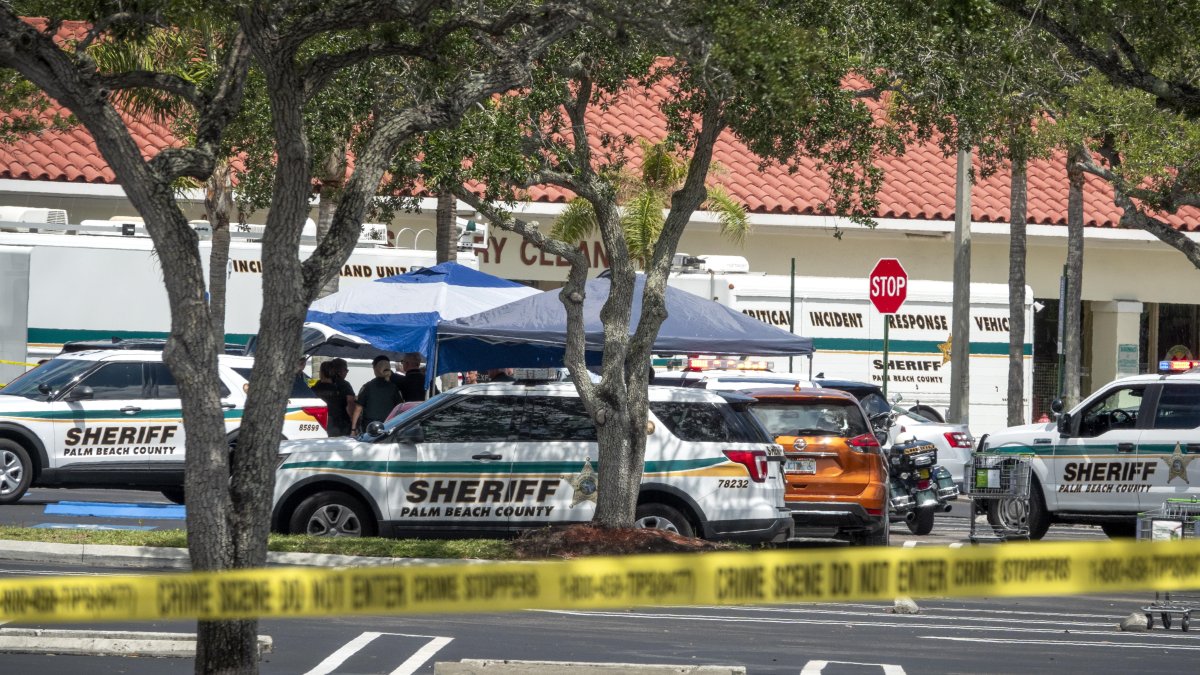 Los detectives están investigando un tiroteo que dejó tres personas muertas en Royal Palm Beach el jueves por la mañana.
