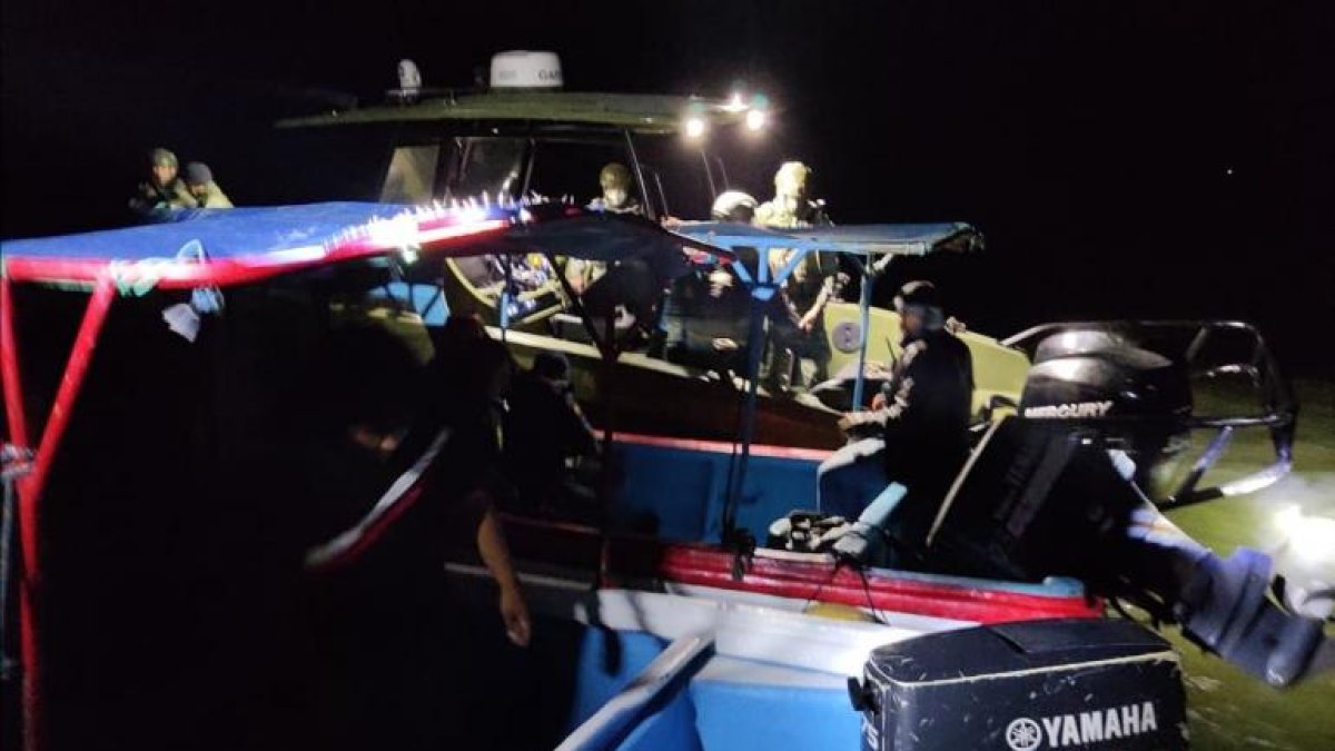 Miembros de la Armada del Ecuador patrullan en horas de la noche por canales interiores del Golfo de Guayaquil.