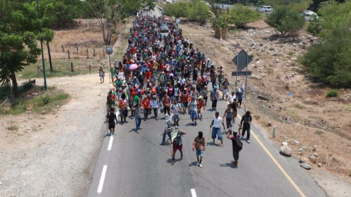 Migrantes caminando por Mexico con rumbo a Estados Unidos.