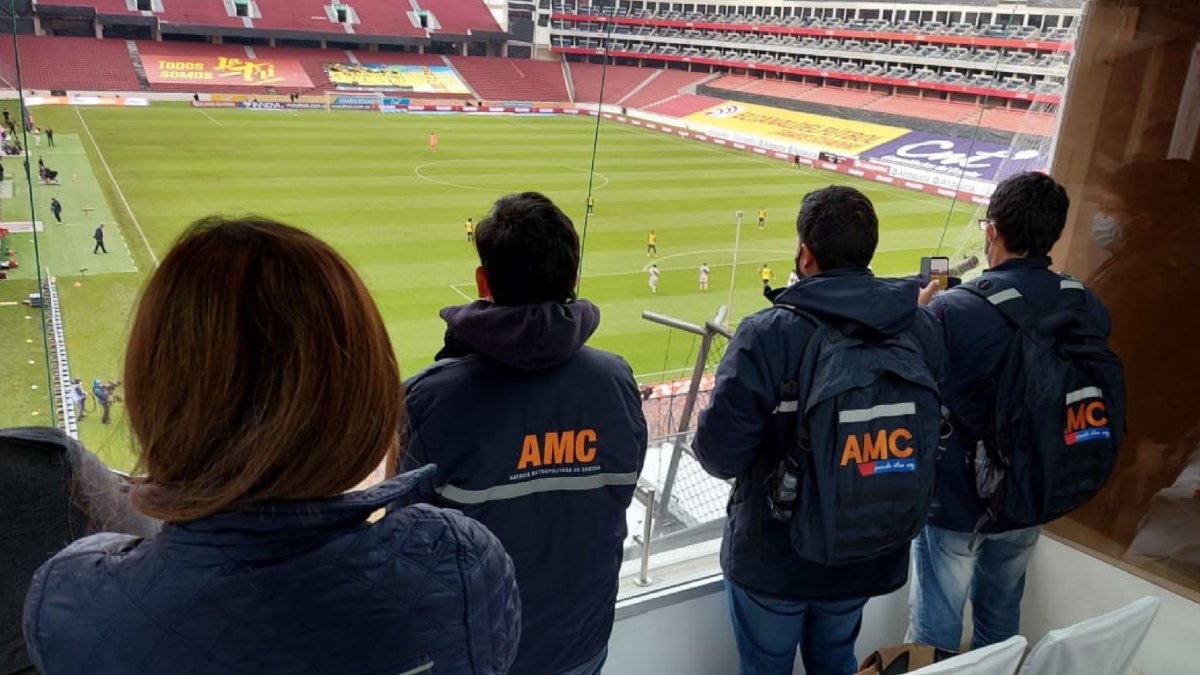 Los miembros de la Agencia Metropolitana de Control observan el partido por eliminatorias entre Ecuador y Perú en una suite previamente reservada para otras personas.