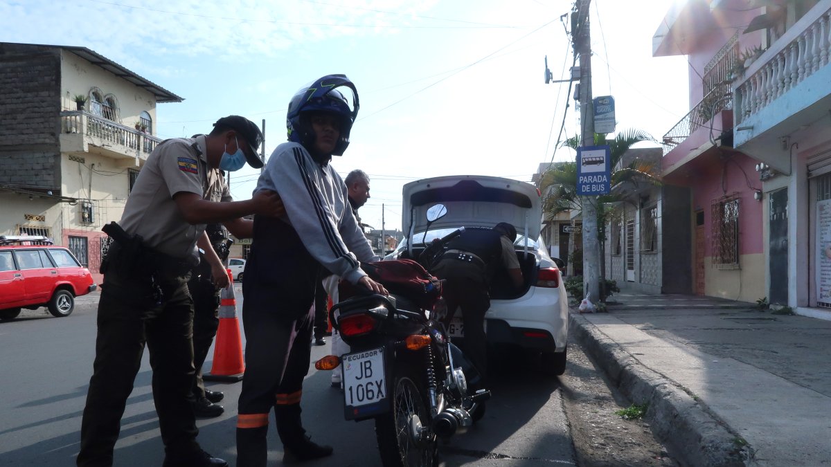 Controles. Ayer por la tarde los operativos de los uniformados se iniciaron a lo largo de la calle Pancho Segura.