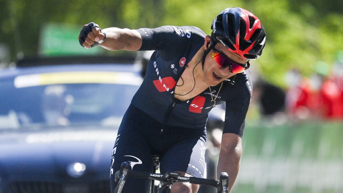 Richard Carapaz, del equipo Ineos, muestra su júbilo al llegar en primer lugar en la quinta etapa del Tour de Suiza.