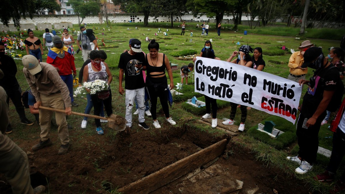 Varias personas participan en el entierro de Angelvis Gregorio Bello, manifestante que fue encontrado muerto en la vía Cali-Palmira, hoy.