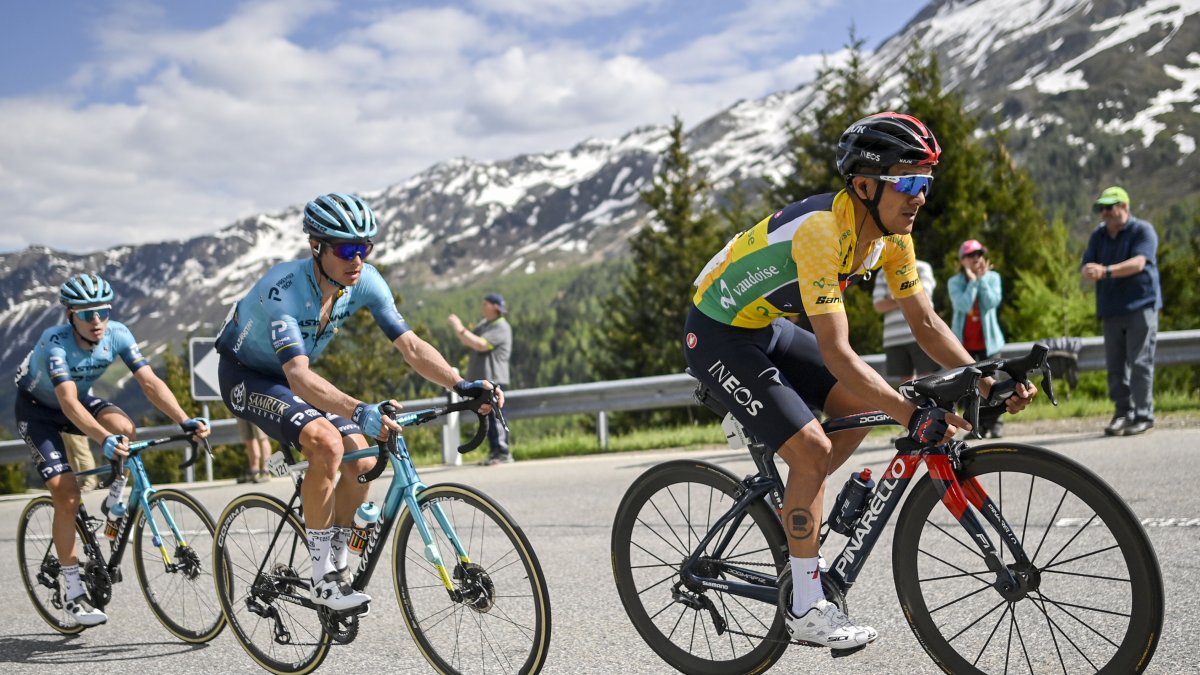 Richard Carapaz (d), con el maillot amarillo de líder en el Tour de Suiza.