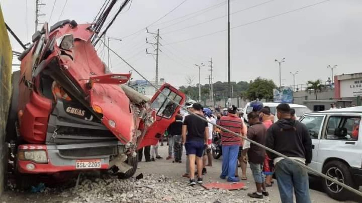 Hecho. El camión se estrelló este viernes 11 de junio, a la altura del mercado La Casuarina.