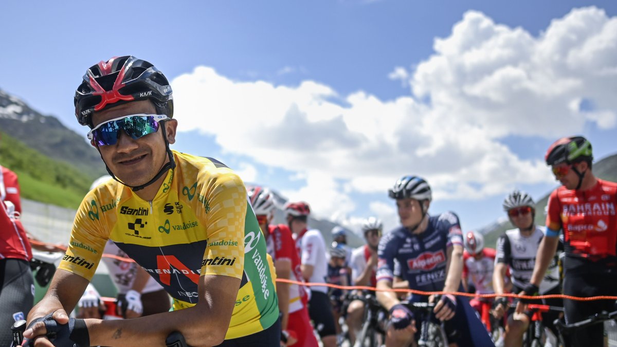 Richard Carapaz luce el maillot amarillo como líder de la Vuelta a Suiza.